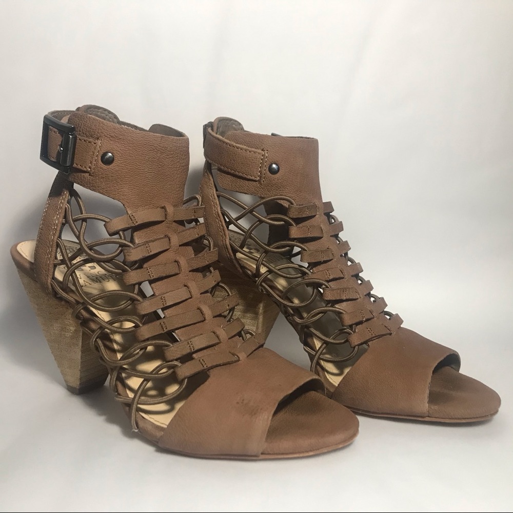 VINCE CAMUTO Evel Caged Sandal Medium Beige